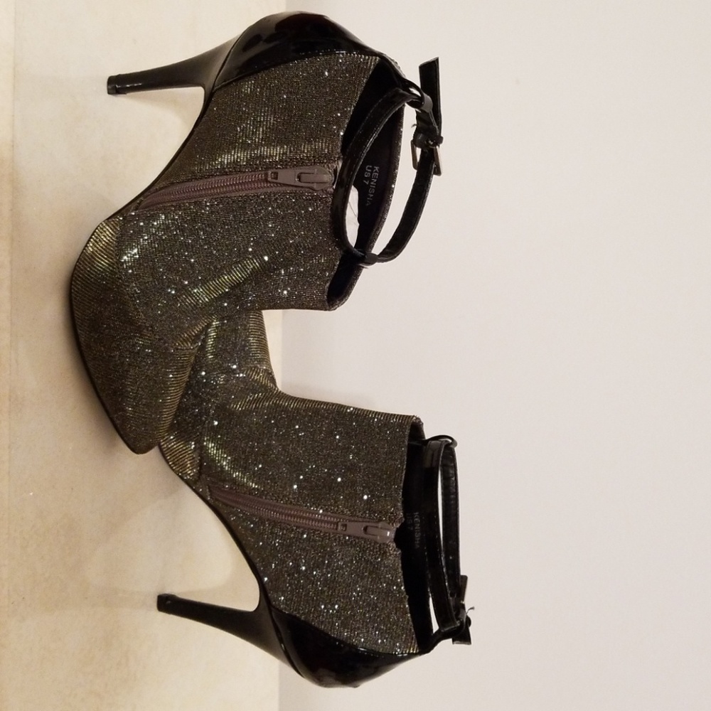 Shoes - Picture 6 of 8